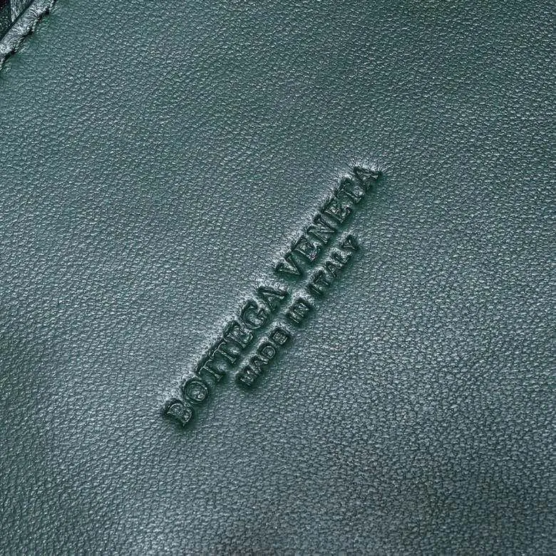 The 2023 new Andiamo batch of 2260 BV has been shipped‼ ️Really popular🔥The new Andiamo woven handbag launched by Bottega Veneta this season is really popular all over the world! ! Celebrities at home and abroad have worn it, and Oscar-winning actress Michelle Yeoh has taken it out on the street. Song Jia, Trai Yara, Yu Feihong, Sanji Ayaka, Rosie Hunting-Whiteley, Yoshioka Riho, etc. have all picked up this bag. It is classic and versatile, showing off its temperament, and the bag capacity is also large, which is very convenient for daily commuting! ! A variety of carrying methods, the shoulder straps can be adjusted by yourself, the original lambskin feels soft and delicate, and the unisex style breaks gender boundaries and brings a more practical and longer-lasting use experience. Andiamo, which has both elegant and casual styles, perfectly interprets the true appearance of "fashionable old money style". Style number: 8463 Size: 32*24*12
